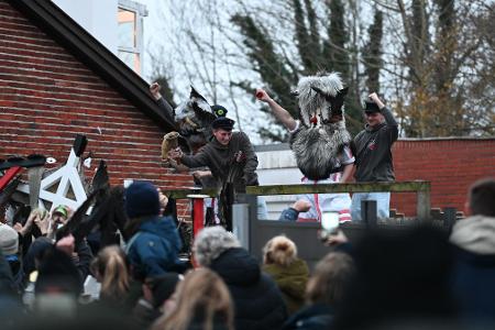 Zwei Klaasohms beginnen ihren Zug über die Insel Borkum. 