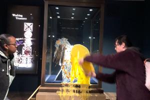 Aktivisten beschmieren die Vitrine, in der die Krone ist.