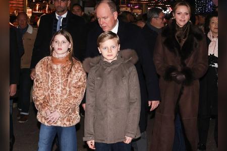 Albert II. und seine Familie eröffnen das Weihnachtsdorf in Monaco