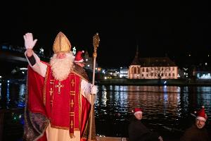 Von zahlreichen Fackelschwimmern begleitet ist der Nikolaus in Bernkastel-Kues in einem Ruderboot über die Mosel gekommen.