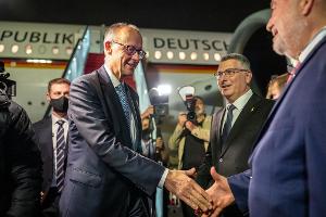 Der Kanzler ist zu seinem Antrittsbesuch in Israel eingetroffen.