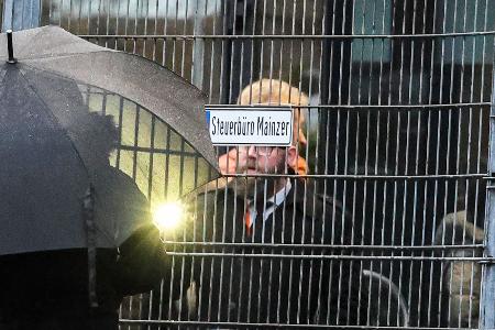 Moderator Thomas Gottschalk (hinten M, orangefarbene Jacke) kommt vor der RTL-Show 