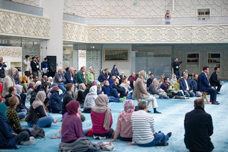 Am Tag der offenen Moschee besuchen auch Menschen, die nicht Muslime sind, Moscheen, wie hier in Köln. (Archivfoto)