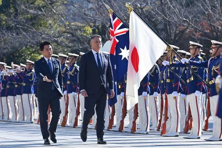 Verteidigungsminister Richard Marles (r)  und Japans Verteidigungsminister Shinjiro Koizumi (l) nehmen an einer Ehrengardezeremonie teil.