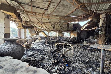 Die verkohlten Innenräume eines Nachtclubs, der am frühen Sonntag in Brand geraten war, sind in Arpora, Goa, zu sehen. (Foto aktuell)