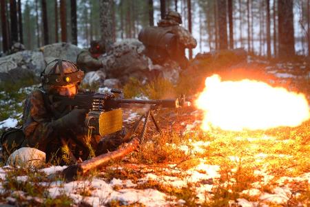Abwehrbereit - die finnische Armee übt an der Nato-Grenze zu Russland.