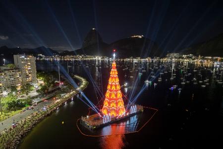 Der schwimmende Weihnachtsbaum am Strand von Botafogo in Rio de Janeiro: Die rund 80 Meter hohe, spektakulär beleuchtete Installation auf dem Wasser gilt als Comeback des berühmten 