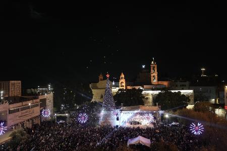 In diesem Jahr steht wieder ein Weihnachtsbaum auf dem Krippenplatz neben der Geburtskirche in der Stadt Bethlehem, die traditionell als Geburtsort von Jesus Christus gilt.