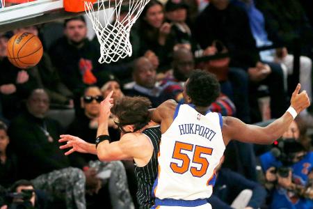 New York Knicks Center Ariel Hukporti (r) foult Orlando Magic Forward Franz Wagner unter dem Korb.