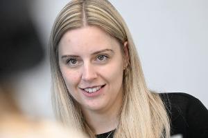 Mit dem Unternehmen von Jeff Bezos fliegt Michaela Benthaus bald für einige Minuten in den Weltraum. 