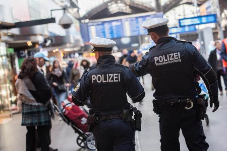 Eine Präsenzstreife der Bundespolizei im Hamburger Hauptbahnhof (Wandelhalle).-
Symbol-Foto: Bundespolizei-