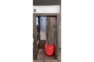 Demolierte Fotobox im  Hbf Bielefeld