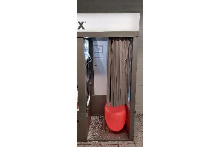 Demolierte Fotobox im Hbf Bielefeld