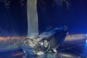 Der Fahrzeugführer konnte sich selbstständig aus dem PKW befreien.