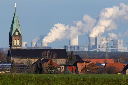 Boxberg: Zwischen Kirchturm und Schornstein – Kraftwerk und Kirche prägen das Bild im Landkreis Bautzen.
