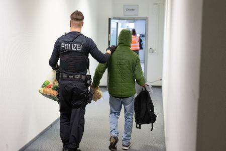 Mit Hilfe zusätzlicher Druckmittel sollen Abschiebungen nach der Vorstellung der EU-Staaten zukünftig schneller gehen. (Symbolbild)