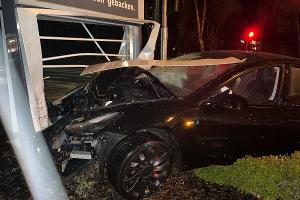 Die Fahrt des Tesla-Fahrers endete an einer Werbetafel.
Foto: Polizei Minden-Lübbecke