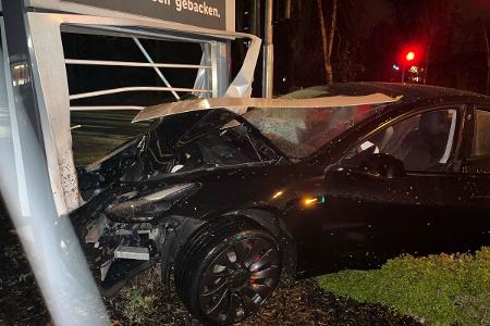 Die Fahrt des Tesla-Fahrers endete an einer Werbetafel.
Foto: Polizei Minden-Lübbecke