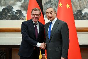 Beim Treffen von Außenminister Johann Wadephul (l., CDU) mit seinem chinesischen Kollegen Wang Yi geht es auch um Handelsbarrieren und den russischen Angriffskrieg auf die Ukraine. 