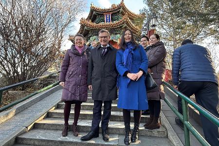 Ein Kurztrip auf den bei Touristen beliebten Kohlehügel bot Wadephul einen Blick über die berühmte Verbotene Stadt. 