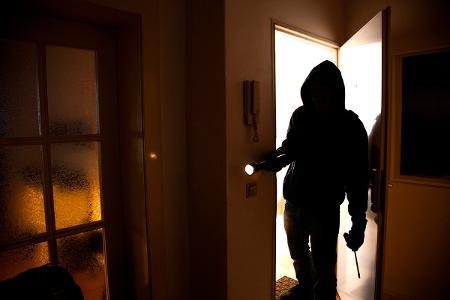 Symbolbild: Achtung, Einbrecher am Werk