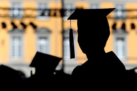 Frauen starten häufiger ein Studium als Männer, doch auf dem Weg zur Professur sinkt ihr Anteil deutlich. (Symbolbild)