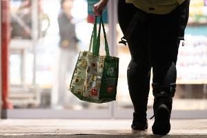 Einkommensschwache Haushalte geben besonders viel für Wohnen und Lebensmittel aus.