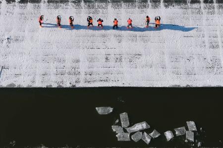 Songhua-Fluss in Harbin: Eissammlung für den Bau von Winterattraktionen.