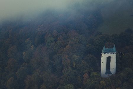 Schönbergturm im Wald