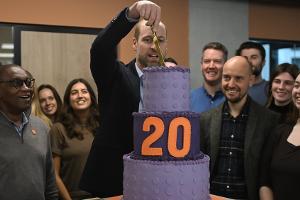 Prinz William bekommt riesigen Kuchen zum Jubiläum