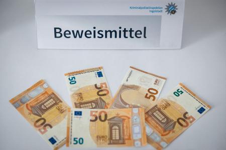Die beiden Verdächtigen sollen nach bisherigem Ermittlungsstand mehr als 300.000 Euro Falschgeld hergestellt und in Umlauf gebracht haben. 