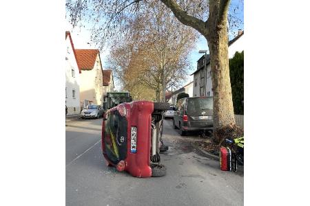 Der auf die Seite gefallene Toyota Aygo.