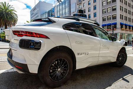Die Robotaxis von Waymo gehören in San Francisco zum Stadtbild. (Archivbild)