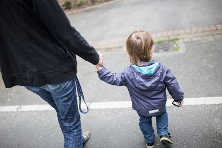 Viele Alleinerziehende bekommen keinen Betreuungsplatz für ihr Kind. (Symbolbild)
