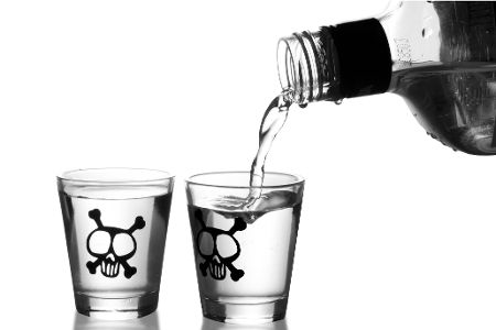 Schnapsgläser mit Totenkopf