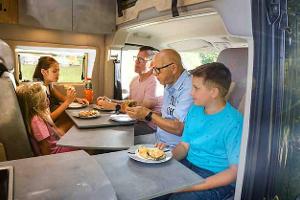 Sitzgruppe, Campingbus, Familie