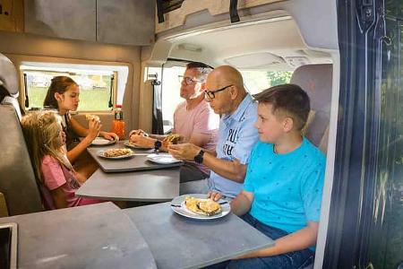 Sitzgruppe, Campingbus, Familie