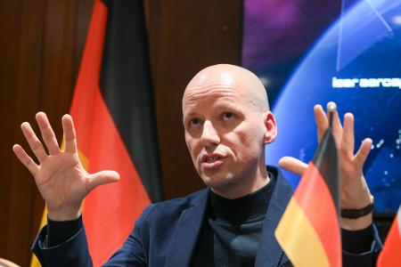 Laut Scherf wird das geplante Verteidigungssystem im All sicherstellen, 