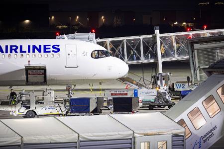 Anfangs buchte die schwarz-rote Bundesregierung nur Plätze auf Linienflügen für die Afghaninnen und Afghanen. Inzwischen werden auch Charterflugzeuge eingesetzt. (Archivfoto)