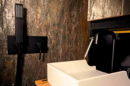 Waschbecken aus Corian, Badezimmer, Duschbrause