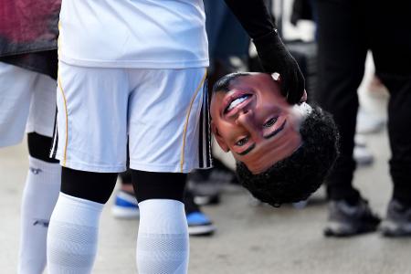 Real-Fan trägt Bellingham-Maske vor CL-Duell gegen Man City