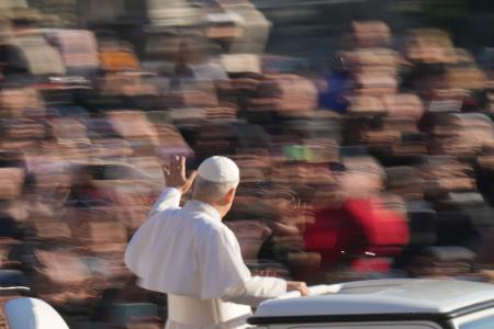 Petersplatz: Papst Leo XIV. winkt während wöchentlicher Generalaudienz den Anwesenden.