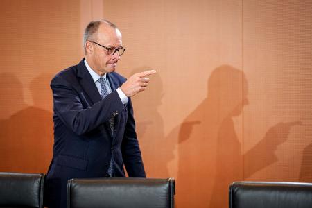 Bundeskanzler Friedrich Merz (CDU) nimmt an der Sitzung des Bundeskabinetts im Bundeskanzleramt teil.