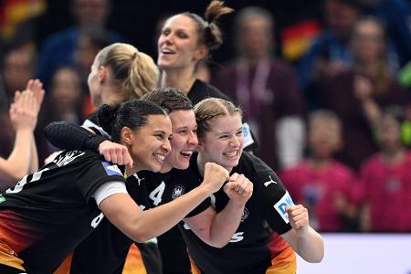 Die Handballerinnen Aimee von Pereira (unten, l-r), Alina Grijseels (Deutschland) und Nina Engel (Deutschland) feiern den Sieg über Brasilien.