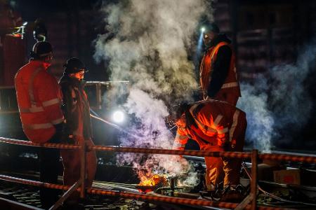 Ein Bautrupp ist im Bereich einer Weichenstörung in Frankfurt am Main im Einsatz. 