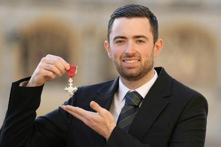 Vor Darts-WM: Humphries von Prinz William geehrt