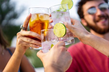 Mit Alkohol anstoßen