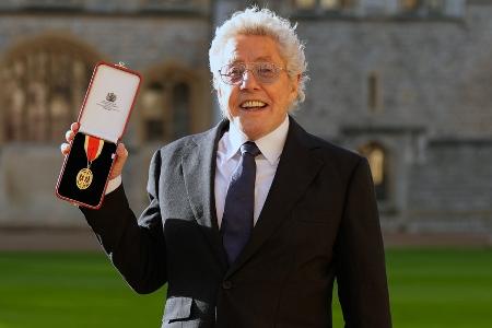Sänger Roger Daltrey von Prinz William zum Ritter geschlagen