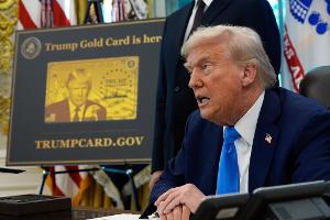 Das Konterfei des Präsidenten ist auch auf der "Trump Gold Card" zu sehen.