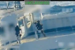 Bewaffnete Soldaten seilten sich auf den Tanker ab.